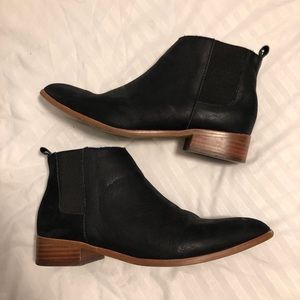 Gap- black leather booties